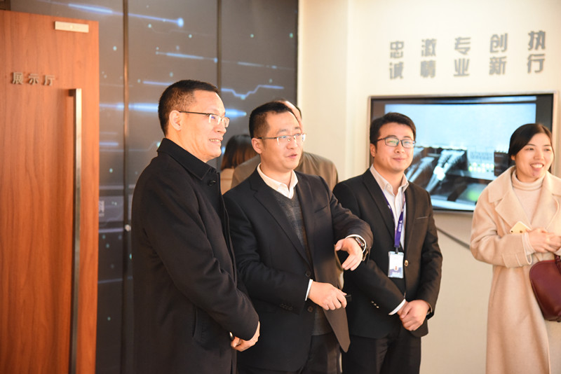 中國(guó)電(diàn)信翼支付甜橙金(jīn)融總經理(lǐ)羅來(lái)峰一(yī)行(xíng)參觀悅達網科(kē)公司